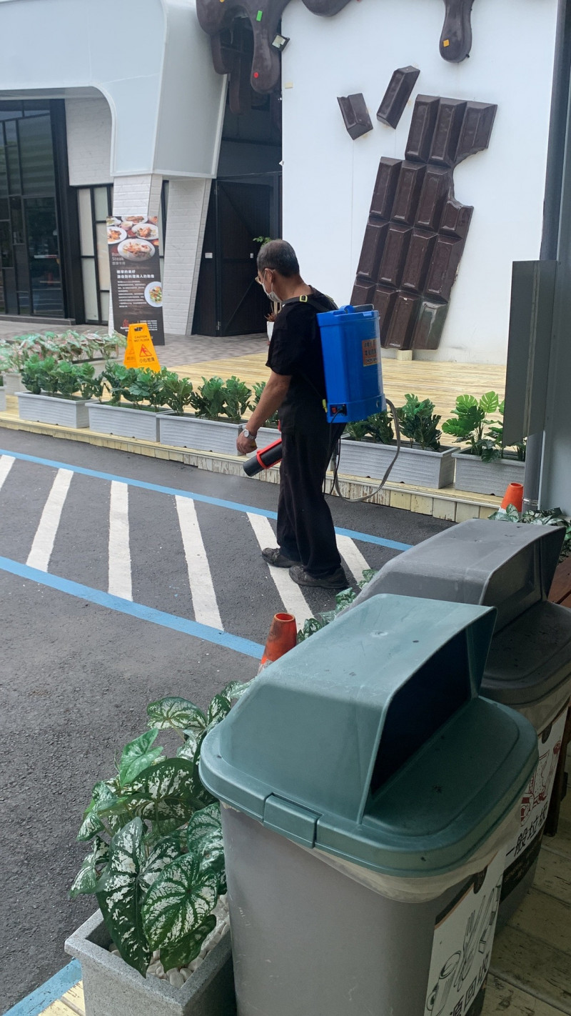 南投縣業者接獲高雄及台中3名確診者活動足跡通報後,積極展開環境清消工作。(南投縣衛生局提供)
3885491 4