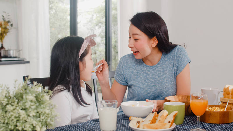 醫師指出,小朋友在幼兒時期應盡量養成一天3餐的習慣,如此有助於生理系統正常運作,也可避免一整天都在吃;圖為情境照。(圖取自freepik) phpT4YXwU