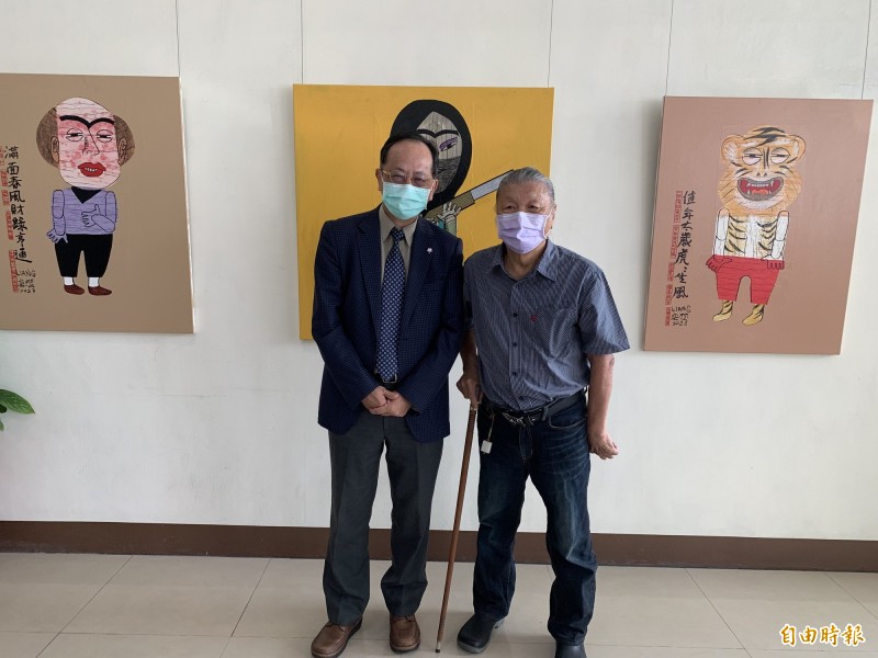 畫家梁奕焚(右)率台東本地門生捐畫義賣助東基,與東基癌症中心副院長鄭鴻鈞在義賣展的作品前合影。(記者黃明堂攝) 3893060 1
