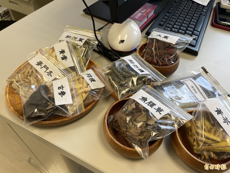 中醫科醫師徐新政表示，對於確診個案痊癒後擔心是否會造成呼吸道損傷，中藥著重在補脾肺幫助營養，會選用四君子湯，包含人參、茯苓、白朮等，作為滋養，來增加抵抗力。 （記者廖雪茹攝）