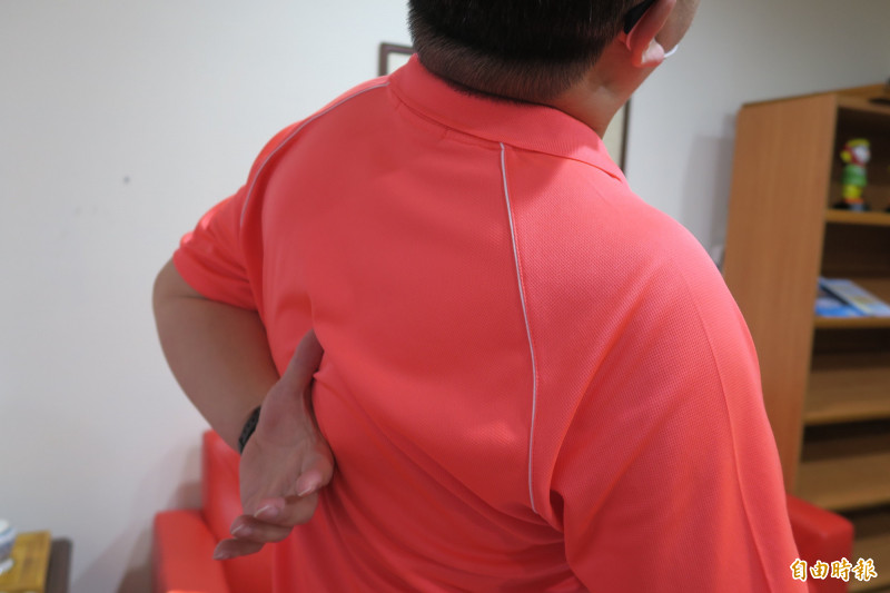 吃米血糕導致胃潰瘍，引發上背痛。（記者顏宏駿攝）