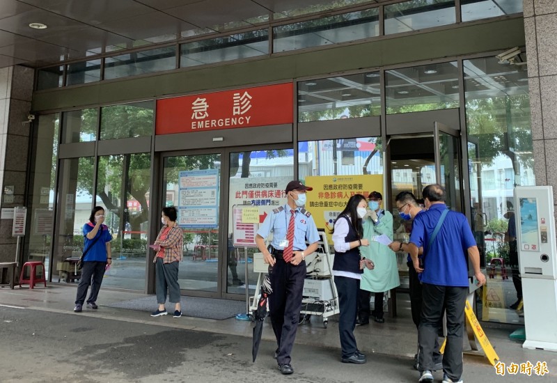 中南部疫情進入高峰,急診爆量,醫學中心專責病床也被塞爆。(記者蔡淑媛攝) 3951304 1