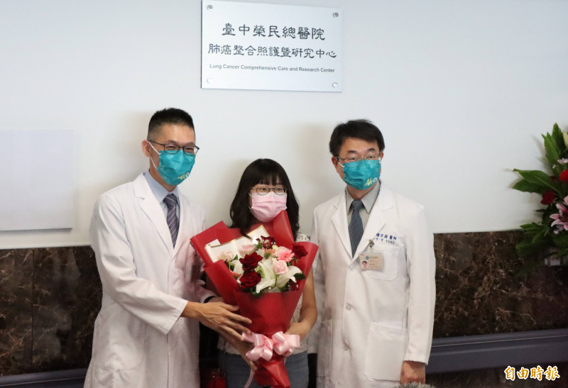 洪小姐罹肺癌第4期，驗出基因突變，精準治療，不但能出國旅遊也回到職場工作。（記者蔡淑媛攝）