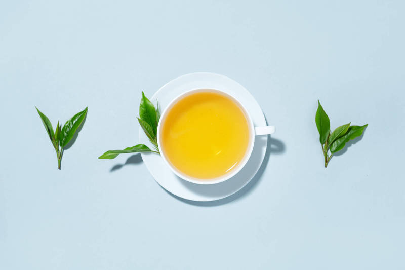朱瑞君推薦3種適合消暑又不會有負擔的茶飲，分別為白茶、綠茶以及烏龍茶，並指出茶的確有許多有益健康的營養成分；圖為情境照。（圖取自freepik）