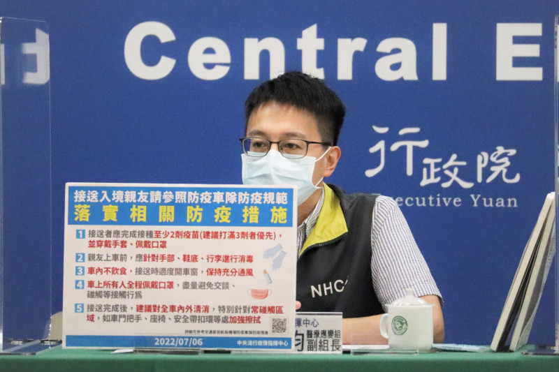 指揮中心醫療應變組副組長羅一鈞說明接機注意的防疫措施。(指揮中心提供) 3988750 1