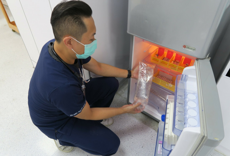 沈姓患者中暑送醫,體溫高達40.7度,醫生立即注射3500毫升的低溫生理食鹽水緩解狀況。(彰化醫院提供) 4012147 3