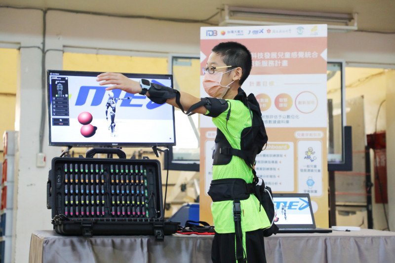 小朋友運動時可透過體感穿戴裝置,將體能檢測化為具體數據作分析評估。(台南市府提供) 4016645 2