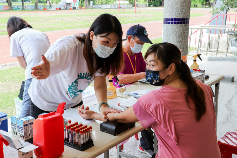 嘉義縣衛生局提醒民眾若符合條件,踴躍參加癌症篩檢、維持健康。(嘉義縣政府提供) 4028252 3