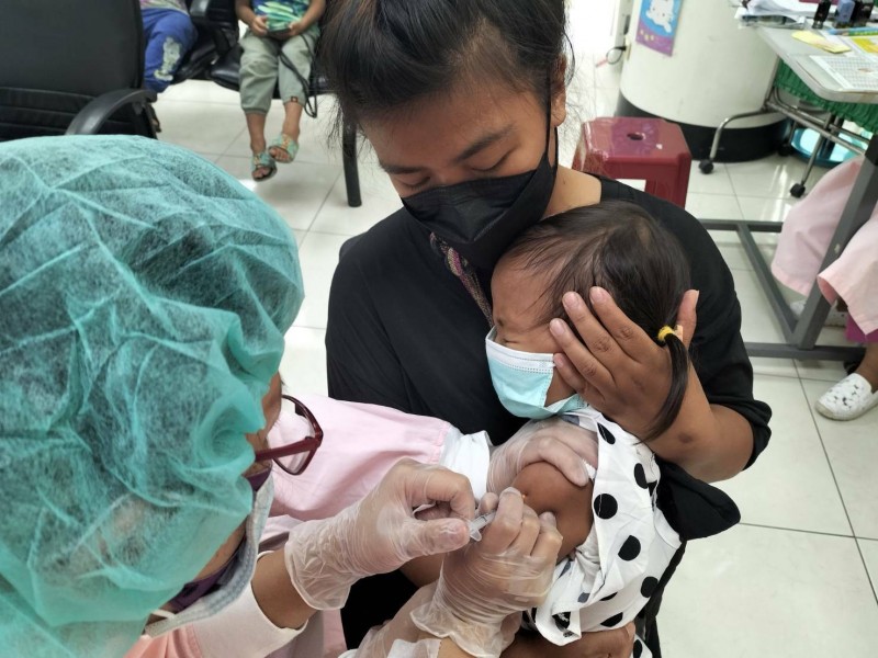 輝瑞幼兒疫苗到貨,台東縣28日起接種,籲家長儘速帶小孩前彺施打。(記者陳賢義翻攝) 4037868 1