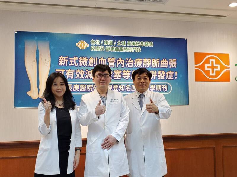 邱政洵（右）指出，疫情指揮中心一定要注意全國專責病房的狀況，急診也已有等候人潮。（資料照）
