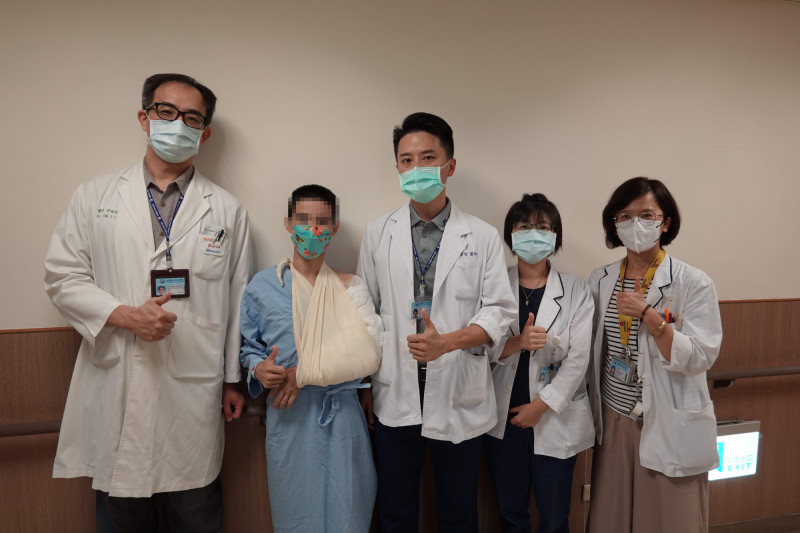 小南在小南術後感謝邱詠証、王韋智(右)為他手術成功救命、救回手臂。(記者蔡淑媛翻攝) 4065635 5