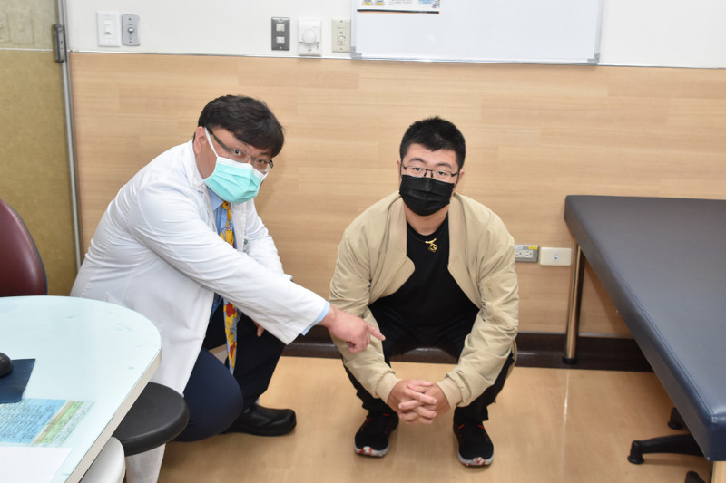 陳男接受軟骨層片移植手術後,可以輕鬆的蹲下。(彰基提供) 4111445 2