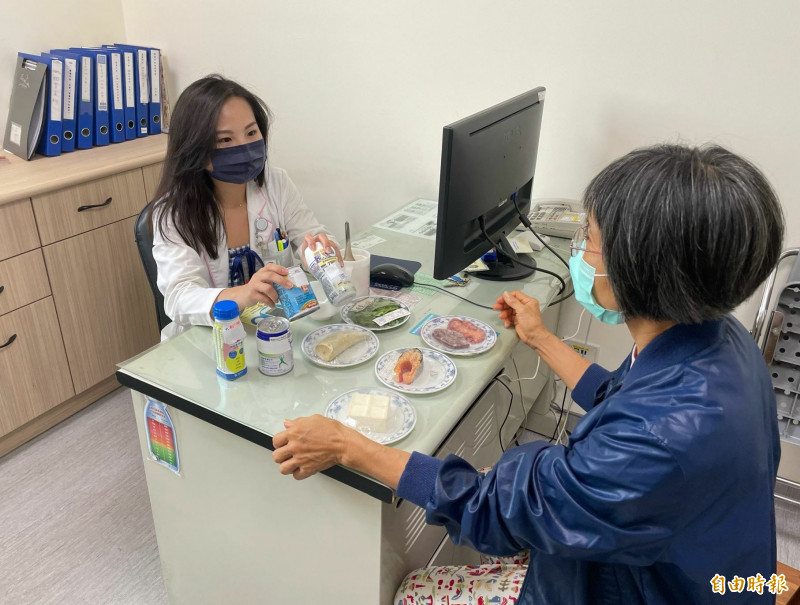陳冠伶營養師（左）提醒，抗癌的過程中病患的營養狀況關係著治療的成敗，患者除吃流質飲食，可再加入1瓶營養品在每餐的流質飲食中增加熱量。圖為情境照，圖中人物與本文無關。（記者陳建志攝）