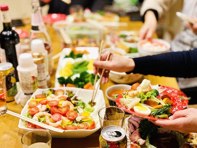 台師大營養科學學士學位學程副教授洪永瀚提醒,春節飲食少高油、高鹽、高糖及少零食,多蔬菜、蛋白質多以白肉為主;圖為情境照。(圖取自photoAC)