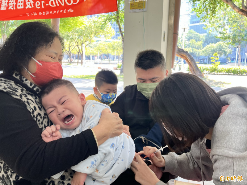 嬰幼兒出生後須接種常規疫苗,另應施打流感及新冠疫苗。(記者蔡淑媛攝) 4218090 2