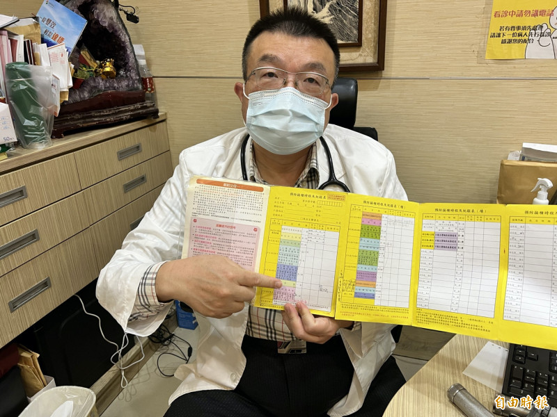 施勝桓指出,疫情時代,嬰兒出生後到1歲6個月,須接種常規疫苗16針,再加上流感及新冠疫苗,總共超過20針。(記者蔡淑媛攝) 4218090 3