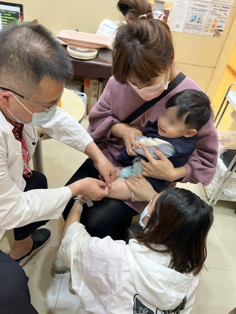 嬰幼兒出生後須接種常規疫苗,另應施打流感及新冠疫苗。(記者蔡淑媛翻攝) 4218090 4