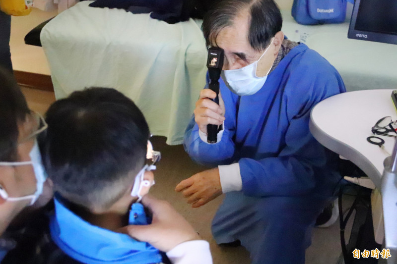 許明木在東基「低視能及特殊驗光」眼科門診中,細心診治每位病患。(記者陳賢義攝)