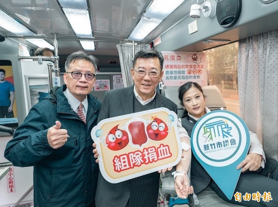 新竹市議會連4年辦捐血,共募集上千袋熱血,10幾名議員也響應挽袖捐血。(記者洪美秀攝) 4227889 3