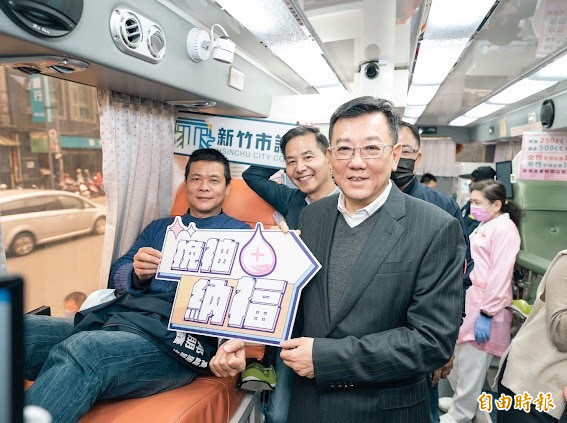 新竹市議會連4年辦捐血,共募集上千袋熱血,10幾名議員也響應挽袖捐血。(記者洪美秀攝) 4227889 4