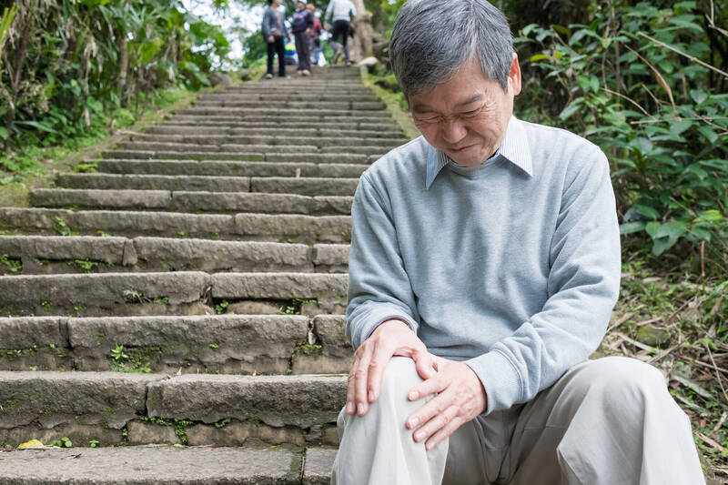醫師指出，骨質疏鬆是長輩常見的骨骼疾病，它會讓骨頭變得脆弱、容易斷裂，這也是長輩跌倒，後果都比較嚴重的原因；情境照。（圖取自shutterstock）