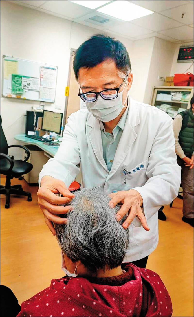 ▲康鍾禧醫師為老阿嬤施予頭皮針，治療失智症。（苗栗醫院提供）
