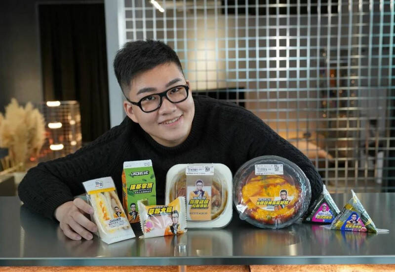網紅Joeman與超商聯名的歐姆蛋商品,被質疑蛋白質不達標、沒放到宣稱的4顆蛋。(翻攝自Joeman IG) phpiWYeT3