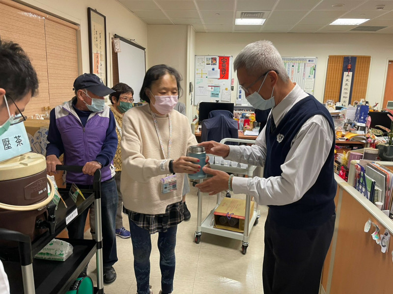 慶祝國際婦女節,台中慈濟醫院失智據點「記憶保養班」安排長輩到醫院候診區「奉茶」。(慈濟提供) 4233131 1