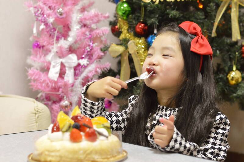 醫師提醒，常常吃糖，容易養成過敏兒，更容易造成兒童肥胖的產生；圖為情境照。（圖取自photoAC）