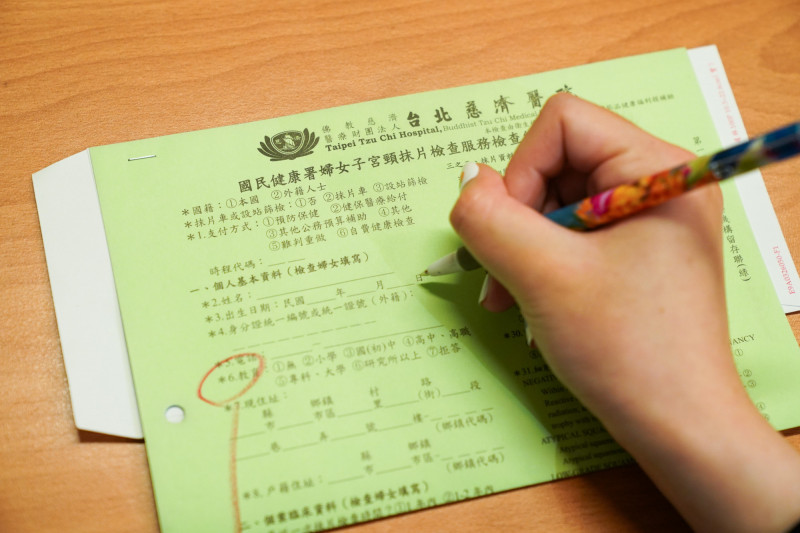 政府補助婦女接受子宮頸抹片檢查，30歲以上婦女每年可免費篩檢一次。（台北慈濟醫院提供）