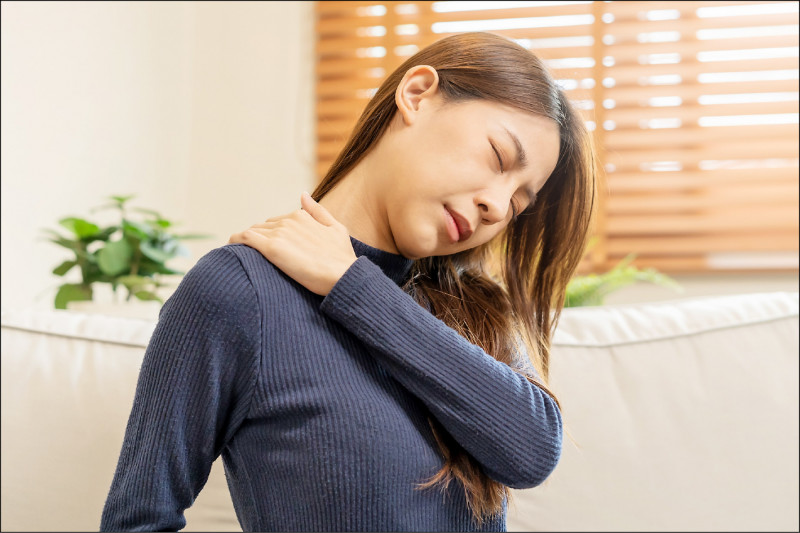 肩痛、手舉不高有可能是旋轉肌肌腱撕裂引發;圖為情境照,圖中人物與本文無關。(照片來源:shutterstock) 肩痛、手舉不高有可能是旋轉肌肌腱撕裂引發;圖為情境照,圖中人物與本文無關。(照片來源:shutterstock)