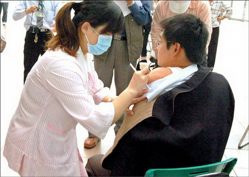 Re: [新聞] 民眾避打高端流感疫苗 基層醫憂排擠幼童接種