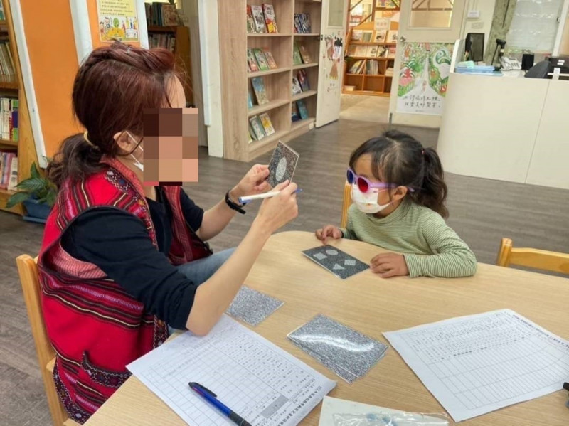 學童近視比率高，應定期視力檢查，以遠離惡視力。（南投縣衛生局提供）