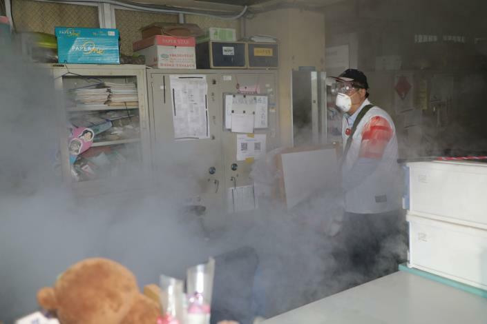 台南登革熱疫情嚴峻，市長黃偉哲今日前往後甲國中視察全運會競賽場館化學防治作業，並且再揹噴藥機以示抗登革熱決心。（南市府提供）