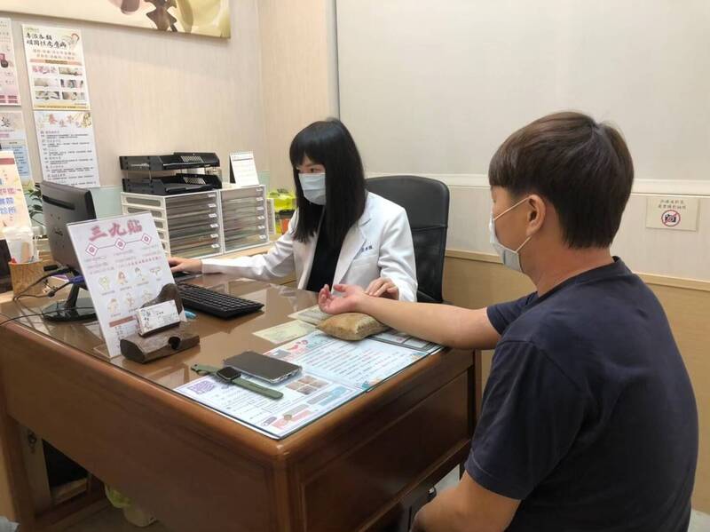 3旬男子從小就被診斷有異膚，無論看什麼醫生都沒效，期間更嘗試中醫搭配針灸2年、西醫吃藥打類固醇、喝蛇湯、求神問卜20多年來多半好個一陣不然就無效。因耐受不住搔癢前來就診。（澄玥中醫診所提供）
