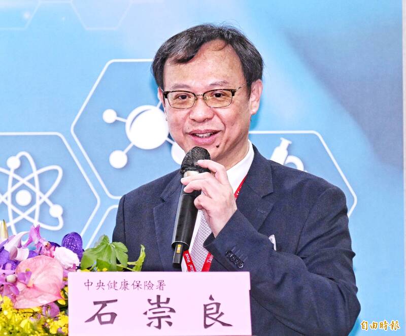 健保署長石崇良指出,未來不論是經由健保總額成長,或是政府額外投入公務預算的方式,都希望能夠讓第一線醫事人員的薪資有所調升。(記者方賓照攝) 健保署長石崇良指出,未來不論是經由健保總額成長,或是政府額外投入公務預算的方式,都希望能夠讓第一線醫事人員的薪資有所調升。(記者方賓照攝)