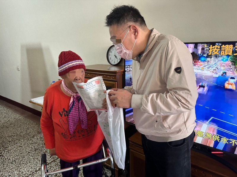 南投縣家庭醫師到失能民眾家中了解個案身體狀況及用藥情形，預防慢性病惡化。（南投縣衛生局提供）