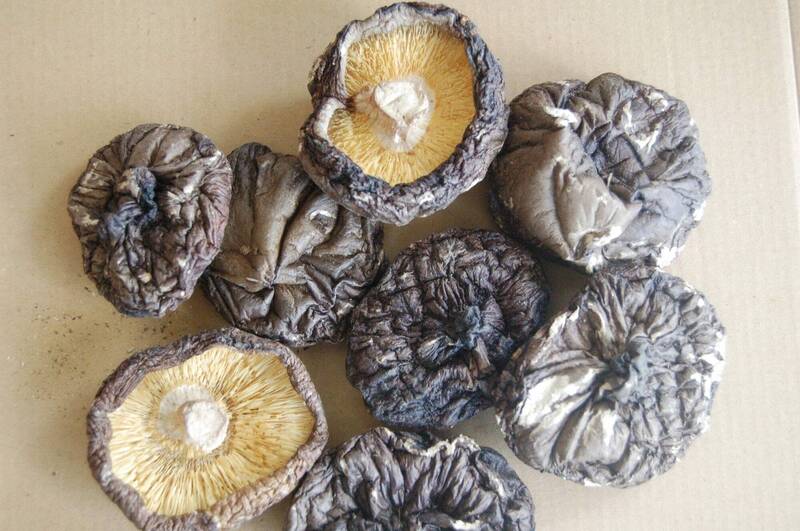 農糧署表示,國產乾香菇分級上依菇傘直徑大小,常分為大菇( alt=