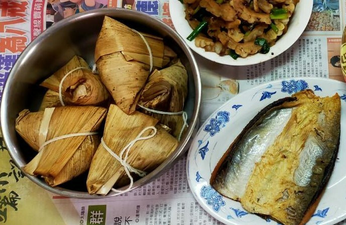 端午期間肉粽搭配魚肉，民眾要留意腸胃健康。（記者張軒哲攝）