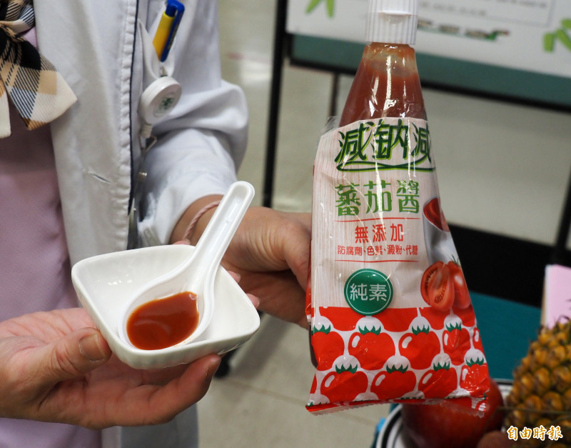 目前市面上已有減鈉蕃茄醬，鈉含量低很多，營養師建議可作為沾醬的另一種選擇。（記者陳鳳麗攝）
