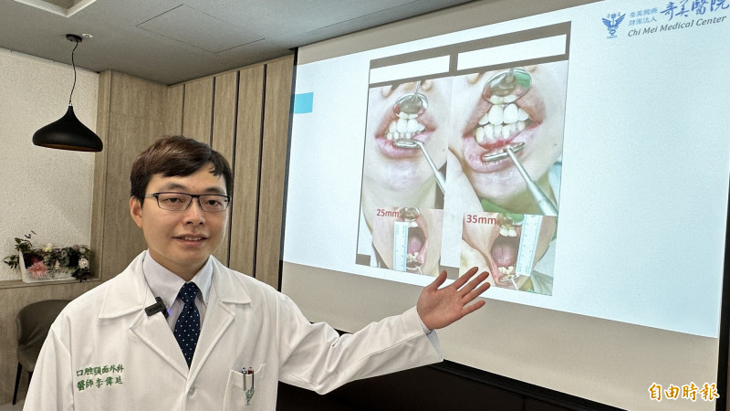 奇美醫院牙醫部口腔顎面外科主治醫師李偉廷提醒，出現嘴巴張不開、張口疼痛、咬合沒力的症狀，應立即尋求專科醫師進一步檢查。（記者劉婉君攝）