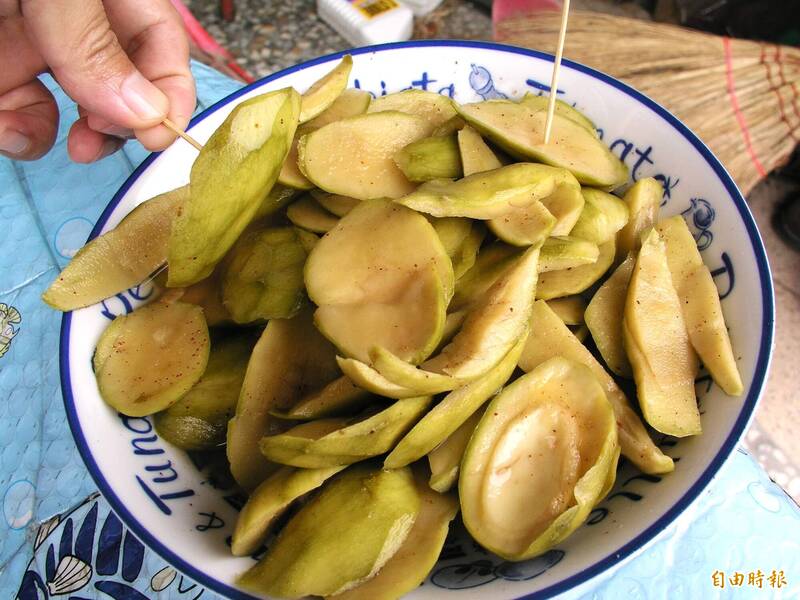 營養師夏子雯表示，芒果青雖然在夏天吃可開胃，但食用芒果青要小心糖分含量較高，糖尿病或血糖偏高的人不建議吃過量。（資料照）