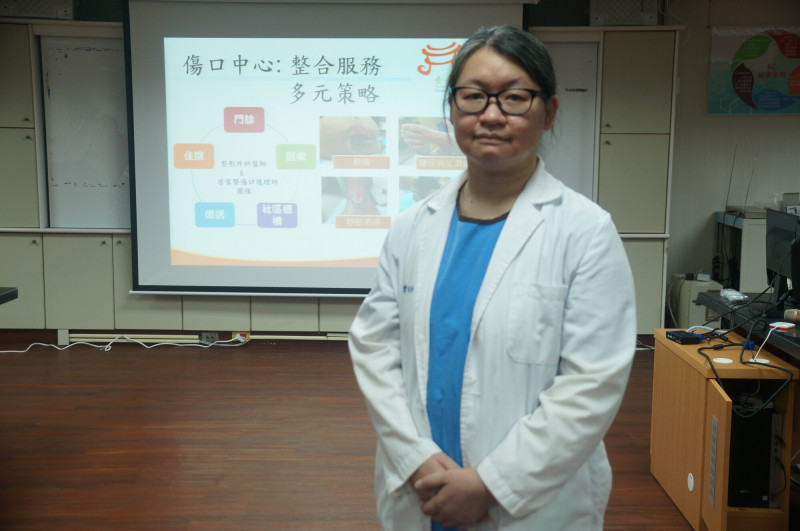 衛福部台南醫院外科主治醫師曾琬玲指負壓裝置可協助植皮手術後患者傷口平穩癒合，縮短術後臥床時間。（台南醫院提供）