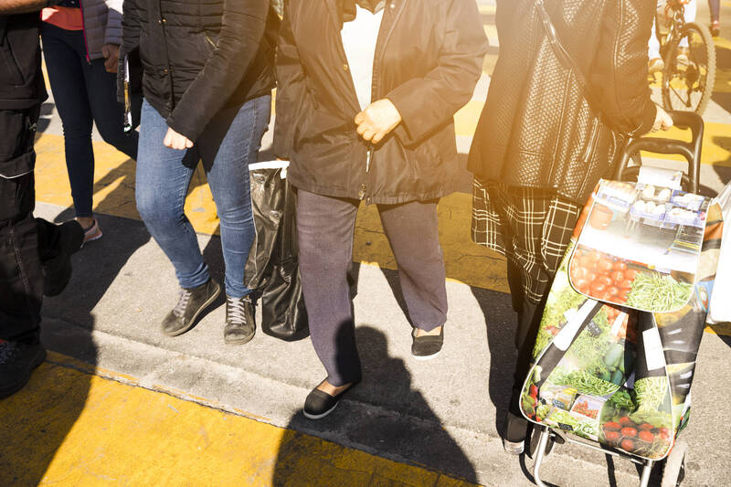 醫師建議，在購物中心、商場、地鐵站，或是市區人群聚集處，最好穿運動鞋或皮鞋等合適的鞋履；圖為情境照。（圖取自freepik）