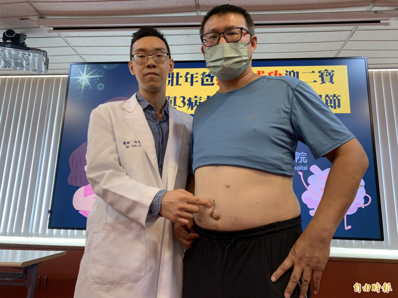 林昌霖醫師為蔣先生進行達文西機械手臂手術切除腫瘤，半年來恢復良好。（記者蔡淑媛攝）