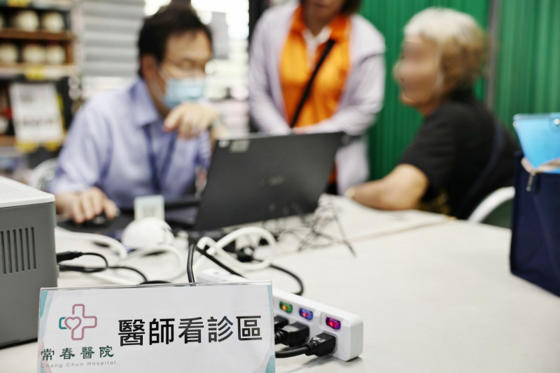 彰化縣社頭鄉湳底村是沒有診所、藥局的社區，員林市常春醫院開辦「西醫巡迴醫療」服務，派出醫療團隊到社區民眾看診。（常春醫院提供）