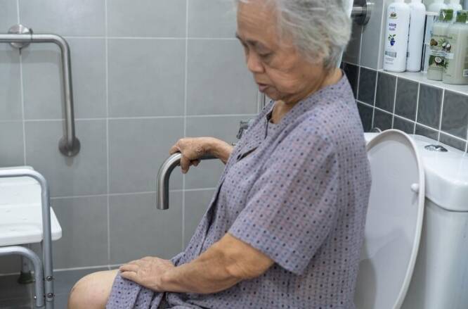65歲陳小姐近1、2年出現常常腹瀉，大小便不盡感，幾乎天天夜尿3次，甚至出現尿失禁問題；情境照，圖中人物與本文無關。（圖取自freepik）