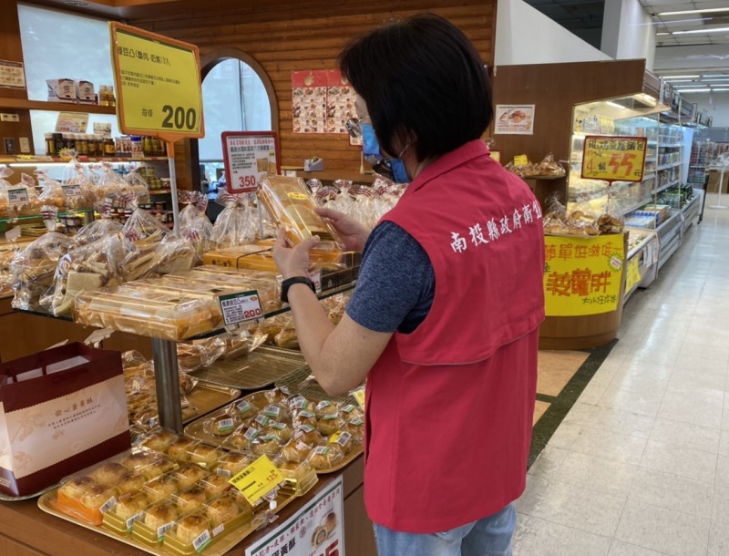 中秋節即將到來，南投縣衛生局執行中秋節稽查專案，抽驗月餅等應景產品及食材。（南投縣衛生局提供）