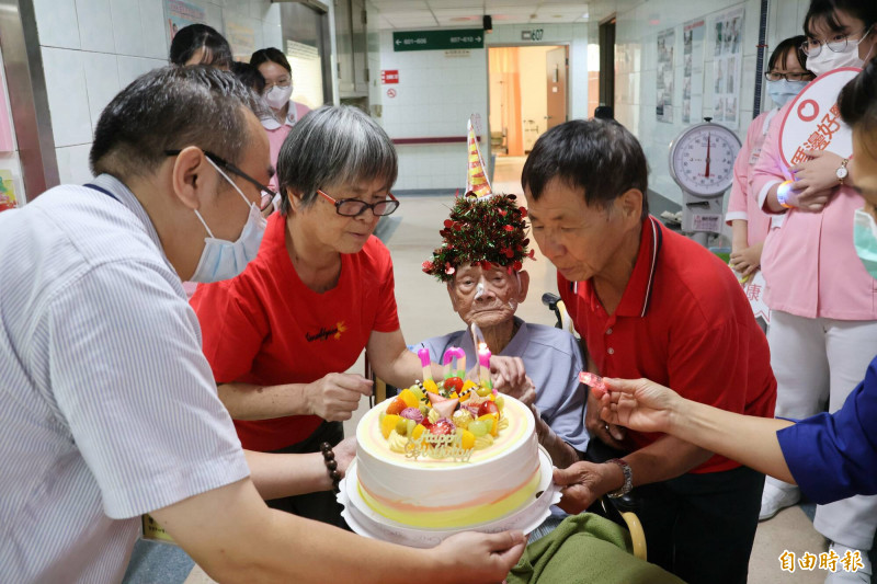 101歲的吳雲海阿公（中）在大甲李綜合醫院過生日。（記者歐素美攝）