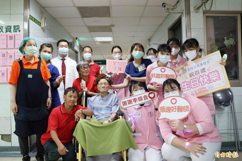 大甲李綜合醫院醫護人員一起為人瑞吳雲海慶祝101歲生日。（記者歐素美攝）